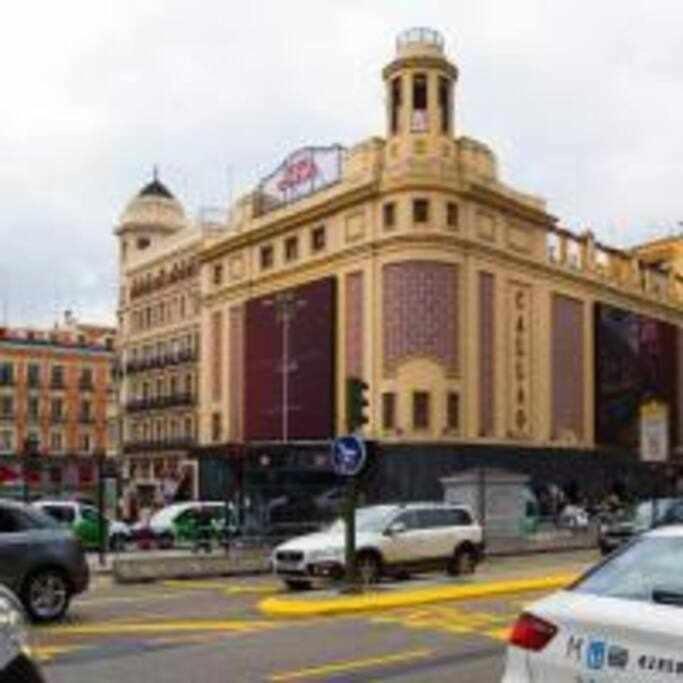 Apartamento Sotano En Gran Via Madrid Buitenkant foto